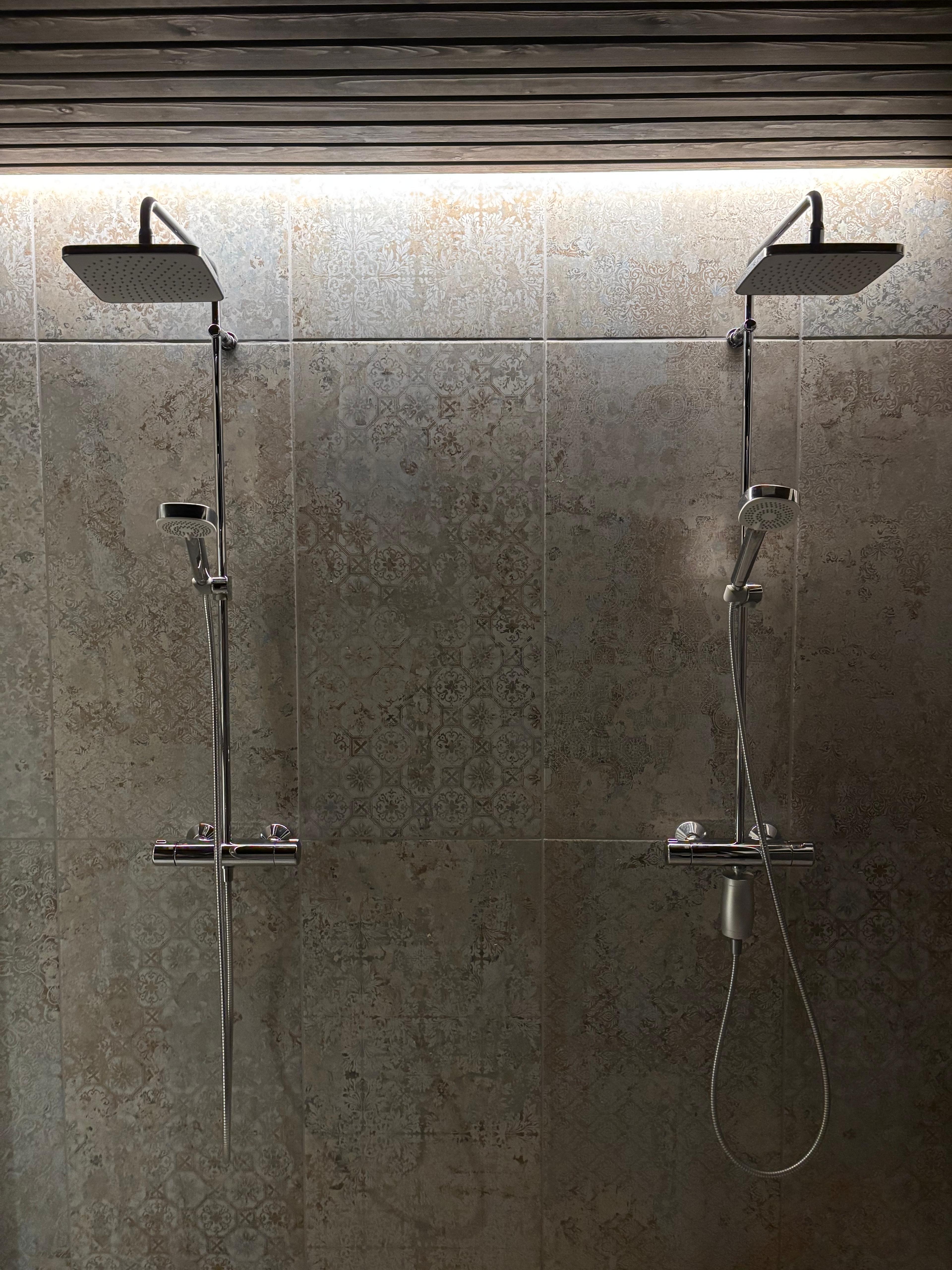 Putkimies Kuohu tekemässä LVI-asennusta